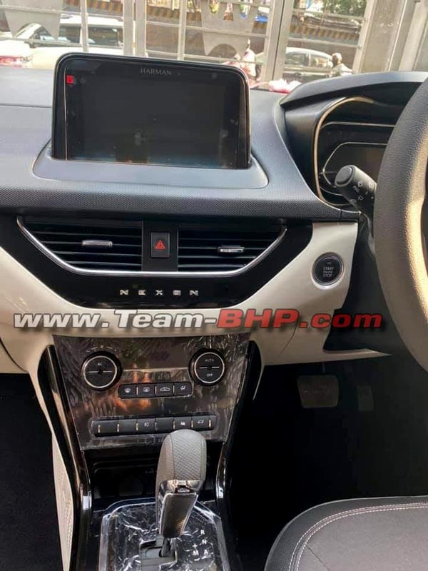 New Tata Nexon Reaches Dealership: अपडेटेड टाटा नेक्सन डीलरशिप पहुंचना हुई शुरू, जानें क्या हटाया गया