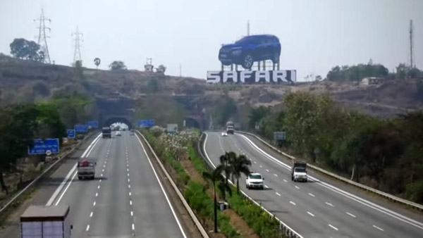 Tata Safari’s Biggest Hoarding In India: टाटा ने लगाई सफारी की सबसे बड़ी होर्डिंग, साइज जान उड़ जाएंगे होश
