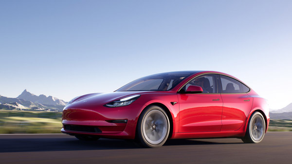 Shanghai Auto Show 2021: टेस्ला कार की छत पर चढ़कर महिला ने मचाया बवाल, वीडियो हुआ वायरल