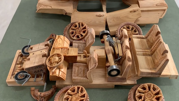 Toyota Fortuner Wood Miniature: इस कलाकार ने लड़की से बनाई नए टोयोटा फॉर्च्यूनर लेजेंडर, देखें वीडियो