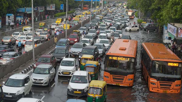 Colour Code Stickers For Vehicles: मुंबई में इमरजेंसी वाहनों पर लगाने होंगे कलर कोड स्टीकर, जानें