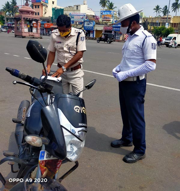 Traffic Constable Fined For Not Wearing Mask: दूसरों का चालान काटने वाले ट्रैफिक कांस्टेबल का खुद कटा चालान, जानिए वजह