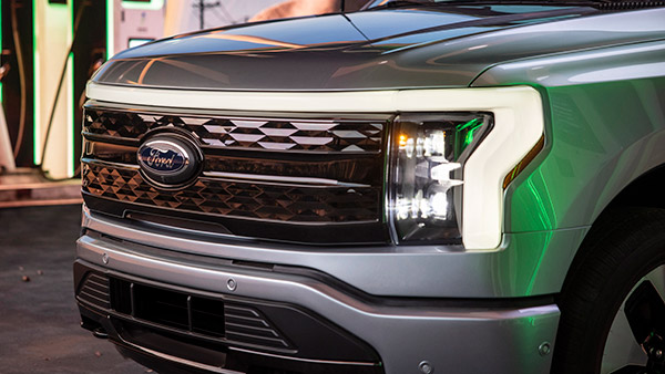 Ford ने अपनी पहली इलेक्ट्रिक ट्रक से उठाया पर्दा, अमेरिकी प्रेसिडेंट जो बाइडेन ने की सवारी
