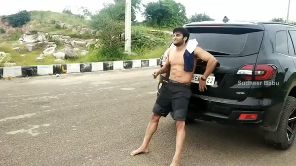 Ford Endeavour को अकेले ही धकेला Baaghi फिल्म के इस एक्टर ने, वीडियो देख हो जाएंगे हैरान
