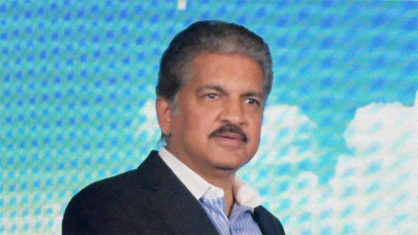 Anand Mahindra ने ट्विटर पर शेयर की सोशल डिस्टेंसिंग की अनोखी तस्वीर, रोक नहीं पाएंगे हंसी