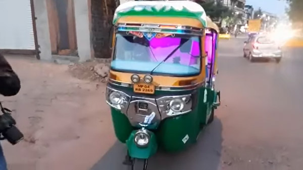 Corona मरीजों की मदद करने वाले ऑटो चालक का कटा चालान, फिर पुलिस ने किया कुछ ऐसा