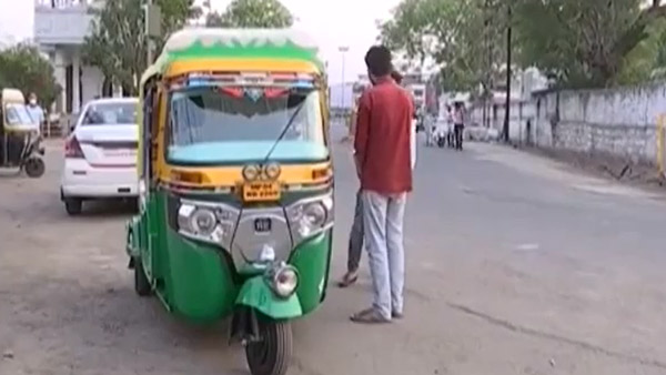 Corona मरीजों की मदद करने वाले ऑटो चालक का कटा चालान, फिर पुलिस ने किया कुछ ऐसा