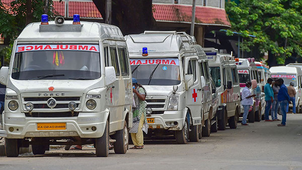 Car Turned Emergency Vehicle: कोविड-19 मरीजों के लिए दिल्ली के इस व्यक्ति ने ईकोस्पोर्ट को बनाया इमरजेंसी वाहन