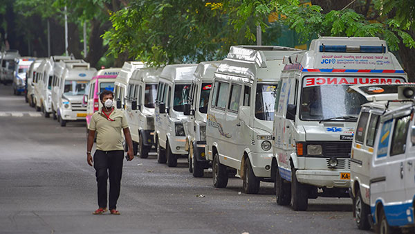 Car Turned Emergency Vehicle: कोविड-19 मरीजों के लिए दिल्ली के इस व्यक्ति ने ईकोस्पोर्ट को बनाया इमरजेंसी वाहन