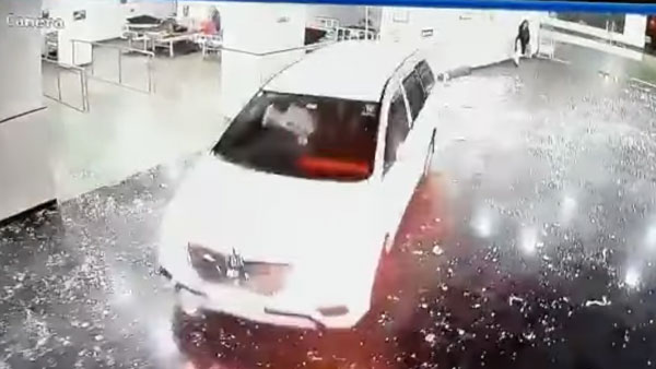 BJP नेता ने अपनी Toyota Innova से अस्पताल में मचाया उत्पात, CCTV में कैद हुआ कारनामा