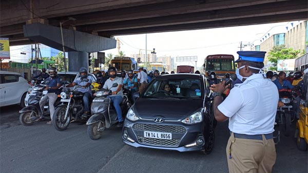Karnataka CM’s Son Breaks Lockdown: कर्नाटक के मुख्य मंत्री के बेटे ने तोड़ा लॉकडाउन, अपने मर्सिडीज बेंज जीएलएस में गये मंदिर