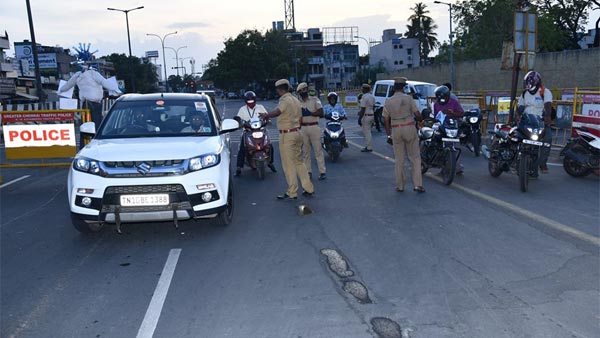 Karnataka CM’s Son Breaks Lockdown: कर्नाटक के मुख्य मंत्री के बेटे ने तोड़ा लॉकडाउन, अपने मर्सिडीज बेंज जीएलएस में गये मंदिर