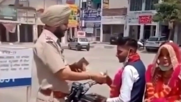 लॉकडाउन में Bike से जाते नवविवाहित जोड़े का पुलिस ने कुछ ऐसे किया स्वागत, IPS अधिकारी ने शेयर किया वीडियो