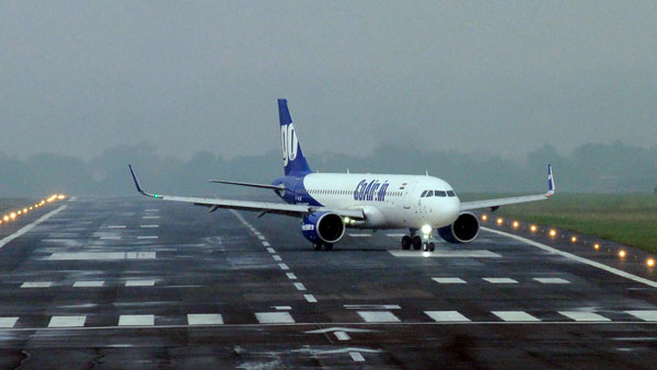 Corona Curfew से बचने के लिए इस जोड़े ने Flight में ही कर डाली शादी, वायरल हो रहा है वीडियो