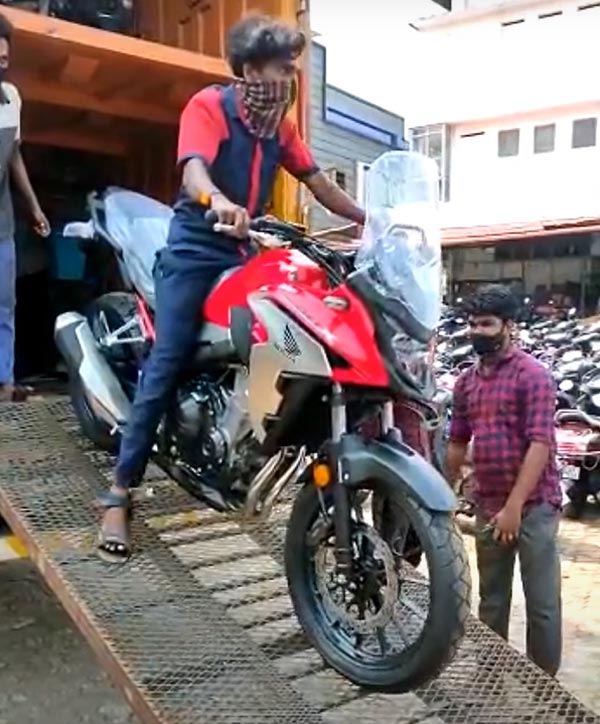 2021 Honda CB500X Reaches Dealership: होंडा सीबी500एक्स की पहली यूनिट्स पहुंची डीलरशिप, जल्द शुरू होगी डिलीवरी