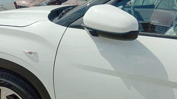 Hyundai Creta का अपडेटेड बेस वैरिएंट डीलरशिप पर आया नजर, हटाए गए हैं ये सारे फीचर्स