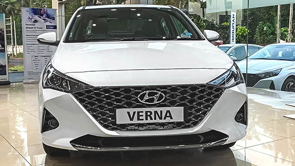 Hyundai Verna Update: हुंडई वरना को मिला वायरलेस एंड्राइड ऑटो, एप्पल कारप्ले, यह वैरिएंट हुआ बंद