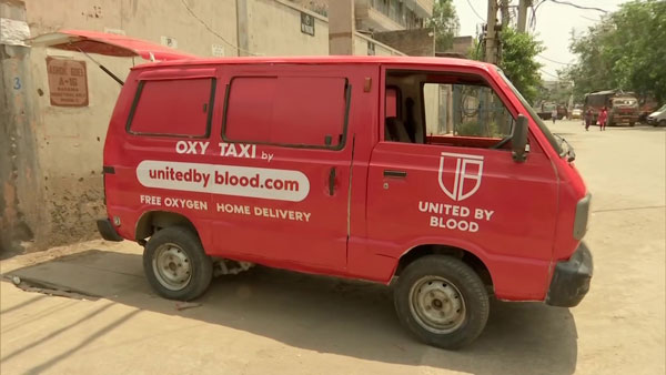 OxyTaxi: कोरोना संकट में आईएएस अधिकारी की पहल, मरीजों के घरों तक टैक्सी से पहुंचा रहे हैं ऑक्सीजन