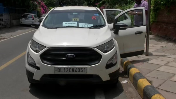 Car Turned Emergency Vehicle: कोविड-19 मरीजों के लिए दिल्ली के इस व्यक्ति ने ईकोस्पोर्ट को बनाया इमरजेंसी वाहन