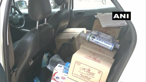 Car Turned Emergency Vehicle: कोविड-19 मरीजों के लिए दिल्ली के इस व्यक्ति ने ईकोस्पोर्ट को बनाया इमरजेंसी वाहन