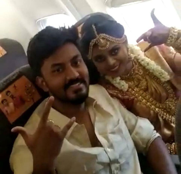 Corona Curfew से बचने के लिए इस जोड़े ने Flight में ही कर डाली शादी, वायरल हो रहा है वीडियो