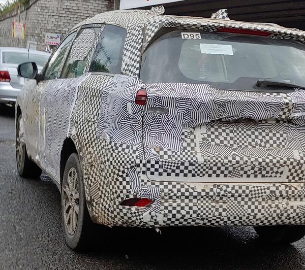 Mahindra XUV700 Spy Pics: महिंद्रा एक्सयूवी700 पुणे में टेस्टिंग के दौरान आई नजर, देखें कैसा रहेगा डिजाईन