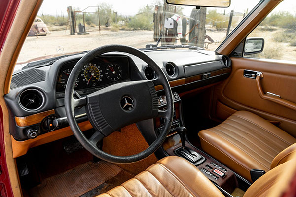 Mercedes-Benz की यह कार चल चुकी है 12 लाख किलोमीटर, अब हो रही है नीलाम, देखें तस्वीरें