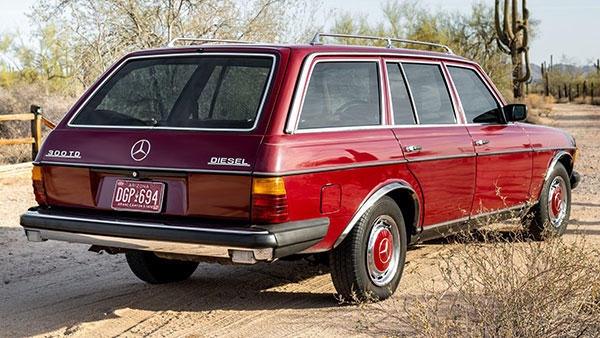 Mercedes-Benz की यह कार चल चुकी है 12 लाख किलोमीटर, अब हो रही है नीलाम, देखें तस्वीरें