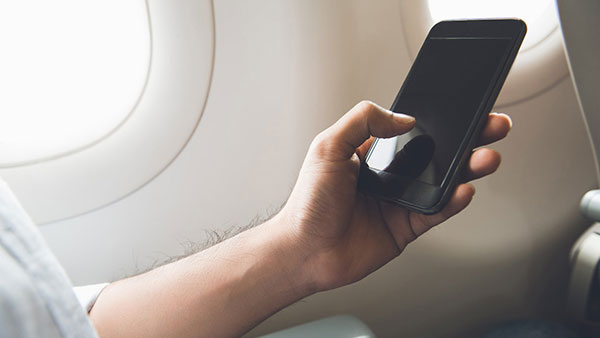 प्लेन में मोबाइल फोन को Switch Off या Flight Mode पर रखने क्यो कहा जाता है? जानें वजह