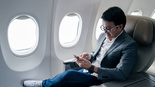 प्लेन में मोबाइल फोन को Switch Off या Flight Mode पर रखने क्यो कहा जाता है? जानें वजह