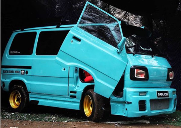 इस Maruti Omni में लगाए गए Lamborghini स्टाइल सिजर डोर और बेहतरीन बॉडी किट, तस्वीरें