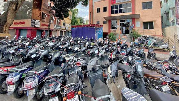अनोखा फैसला: थाने में खड़ी गाड़ियां बनी सिर दर्द, पुलिस ने सीज किए गए 10,000 वाहनों को छोड़ा