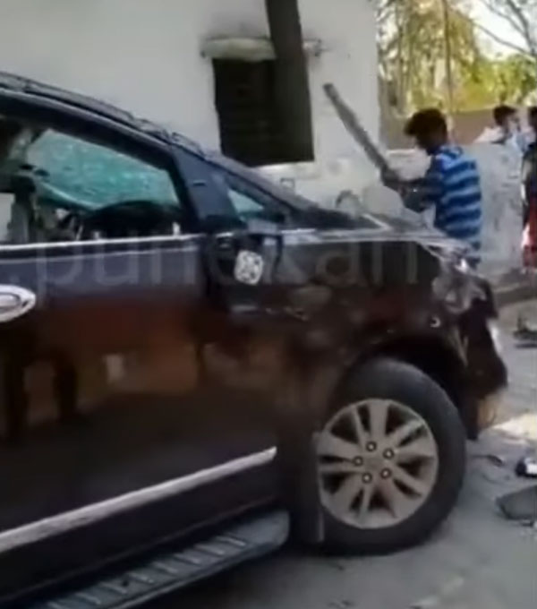 अपराधी को पकड़ने गई थी Police लेकिन लोगों ने किया उनकी गाड़ी का ऐसा हश्र, देखें वीडियो