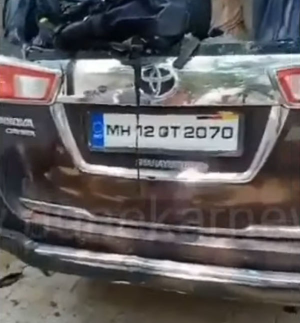 अपराधी को पकड़ने गई थी Police लेकिन लोगों ने किया उनकी गाड़ी का ऐसा हश्र, देखें वीडियो