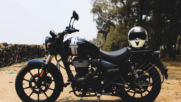 Royal Enfield Meteor 350 का यह कस्टम ब्लैक कलर दिखने में शानदार, देखें तस्वीरें