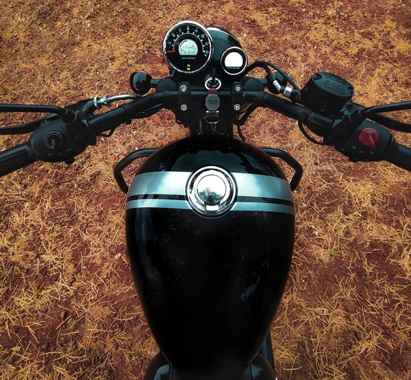 Royal Enfield Meteor 350 का यह कस्टम ब्लैक कलर दिखने में शानदार, देखें तस्वीरें