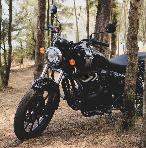 Royal Enfield Meteor 350 का यह कस्टम ब्लैक कलर दिखने में शानदार, देखें तस्वीरें