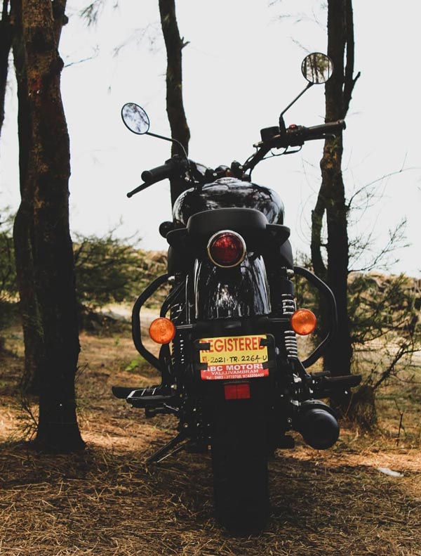 Royal Enfield Meteor 350 का यह कस्टम ब्लैक कलर दिखने में शानदार, देखें तस्वीरें