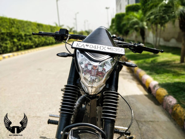 Royal Enfield Thunderbird को Modify कर दिया Batman की बाइक जैसा लुक, देखें तस्वीरें