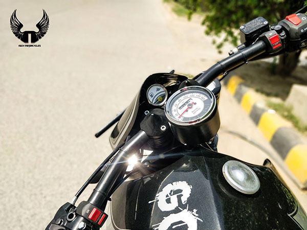 Royal Enfield Thunderbird को Modify कर दिया Batman की बाइक जैसा लुक, देखें तस्वीरें