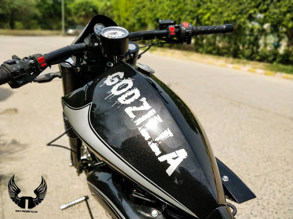 Royal Enfield Thunderbird को Modify कर दिया Batman की बाइक जैसा लुक, देखें तस्वीरें