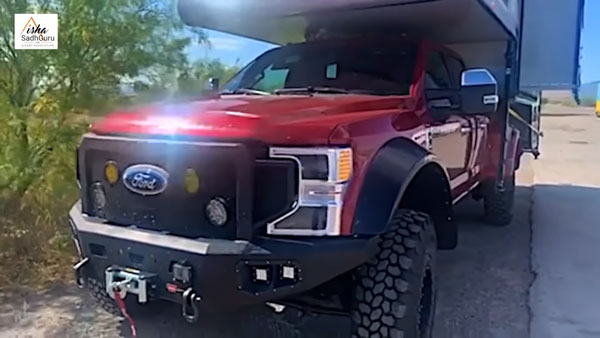 माॅडिफाइड Ford F-150 ट्रक के साथ दिखे सद्गुरु ‘जग्गी वासुदेव’, कर रहे हैं 5000 KM की यात्रा