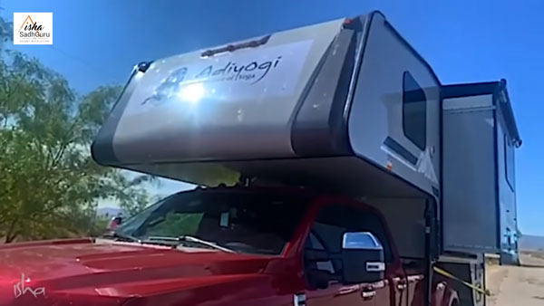 माॅडिफाइड Ford F-150 ट्रक के साथ दिखे सद्गुरु ‘जग्गी वासुदेव’, कर रहे हैं 5000 KM की यात्रा