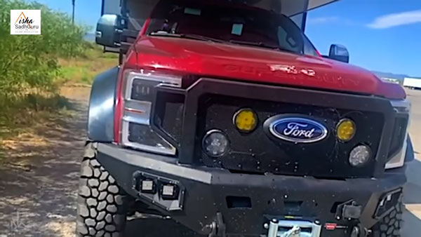 माॅडिफाइड Ford F-150 ट्रक के साथ दिखे सद्गुरु ‘जग्गी वासुदेव’, कर रहे हैं 5000 KM की यात्रा