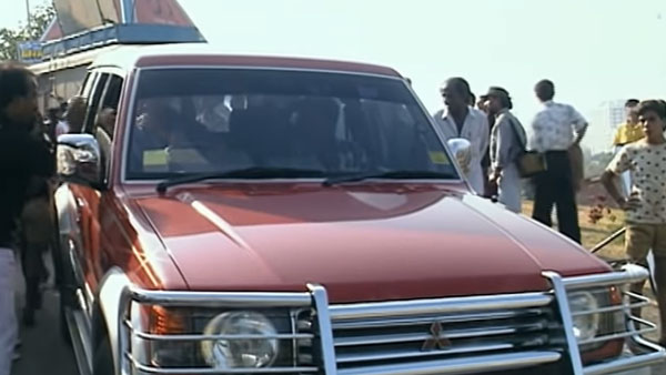 Shahrukh Khan की Mitsubishi Pajero का यह दुर्लभ वीडियो देखा है आपने? नहीं तो देखें यहां