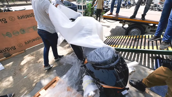 2021 Suzuki Hayabusa Unboxing: नई सुजुकी हायाबुसा पहुंची डीलरशिप, वीडियो में देखें कैसा है नया मॉडल