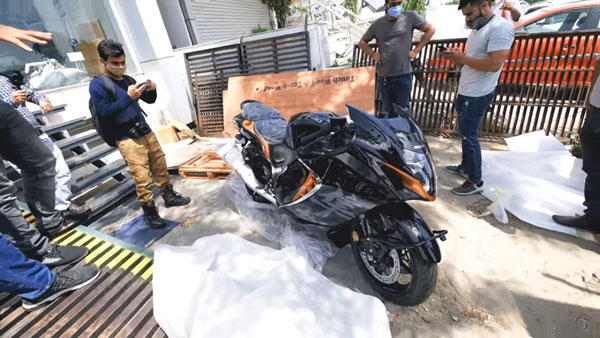 2021 Suzuki Hayabusa Unboxing: नई सुजुकी हायाबुसा पहुंची डीलरशिप, वीडियो में देखें कैसा है नया मॉडल