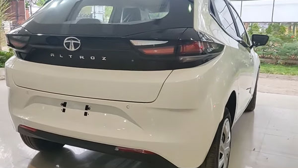 Tata Altroz Touchscreen Buttons Removed: टाटा अल्ट्रोज से टचस्क्रीन बटन हटाए गये, अपडेटेड मॉडल पहुंची शोरूम