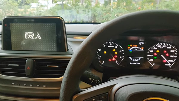 Tata Altroz Touchscreen Buttons Removed: टाटा अल्ट्रोज से टचस्क्रीन बटन हटाए गये, अपडेटेड मॉडल पहुंची शोरूम