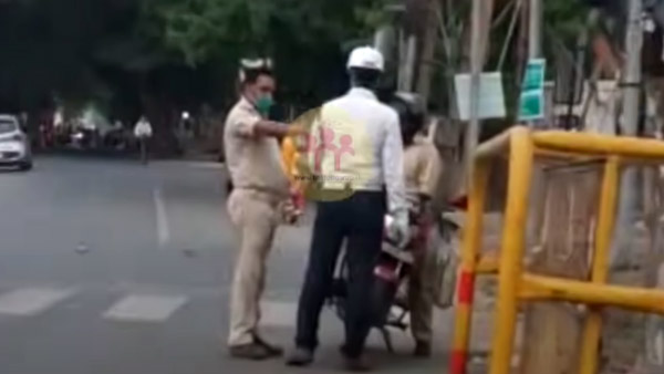 Corona Curfew में क्यों एक पुलिसकर्मी, Traffic Constable से करने लगा मारपीट? वीडियो हो रहा वायरल